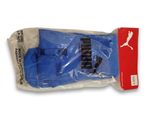 un sac en plastique sur lequel est posé un sac bleu