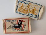 Deux vieilles boîtes d'allumettes sont posées côte à côte sur une surface blanche.