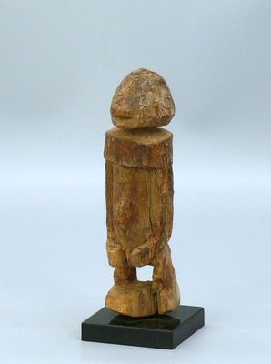 statue en bois représentant un homme coiffé d'un chapeau