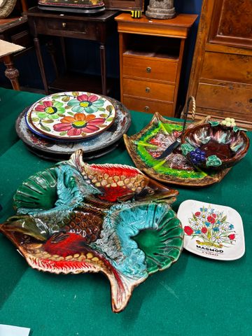 Lot de céramiques étrangères, plat de présentation, service à fro...
