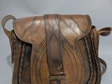 une photo d'un sac à main en cuir marron muni d'une étiquette