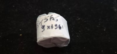 un rouleau de papier toilette sur lequel il y a une inscription