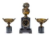 trois œuvres d'art, dont une horloge et une statue