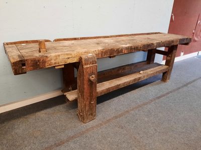 un banc en bois posé dans un coin d'une pièce