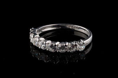 gros plan d'une bague en diamant sur une surface noire
