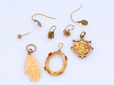beaucoup de bijoux posés sur la table