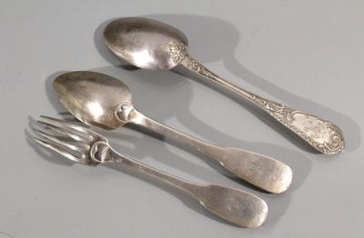 trois cuillères et une fourchette sur une table