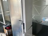 un réfrigérateur au milieu d'une pièce en cours de rénovation