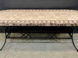 une table recouverte d'un plateau en carrelage