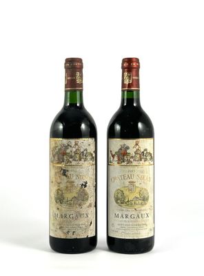 deux bouteilles de vin posées l'une à côté de l'autre sur une surface blanche