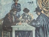 trois hommes assis à une table, en train de jouer aux cartes ensemble