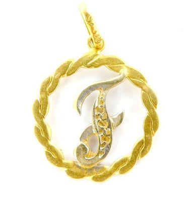 une image représentant un pendentif en or sur lequel figure la lettre « s » entourée d'un cercle