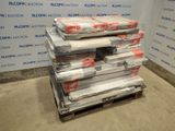 une pile de matelas posée sur une palette devant un mur
