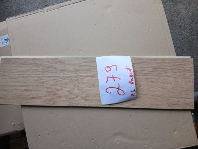 une boîte en carton sur laquelle est posé un morceau de papier