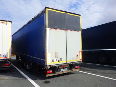 deux semi-remorques garées sur un parking