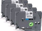 quatre étiquettes en noir et blanc sur fond blanc, avec une lumière verte