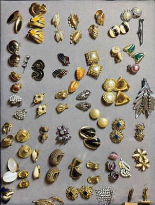 many different types of brooches displayed on a table