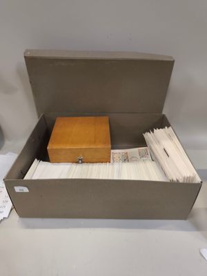 une boîte contenant tout un tas de papiers