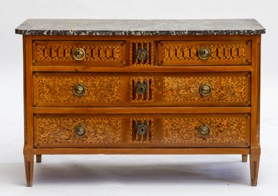 une commode à dessus de marbre sur fond blanc