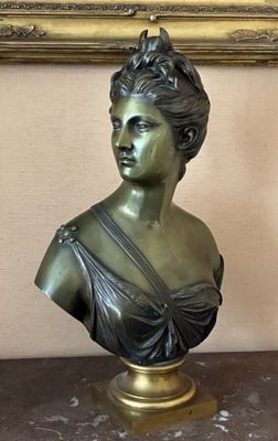 buste en bronze représentant une femme en robe, assise sur une table