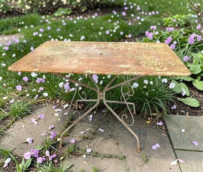 Une table en fer blanc rectangulaire de jardin 75 x 117,5 x …
