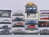 de nombreux modèles de voitures différents exposés dans une vitrine