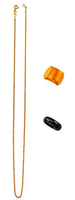 un collier, un bracelet, une bague et une bague sur fond blanc