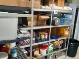 de nombreuses étagères contenant divers objets dans une pièce