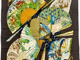 un foulard carré orné d'un motif représentant un papillon