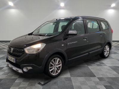 la photo d'une voiture noire garée dans un garage