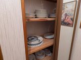 de nombreuses assiettes et bols sur les étagères du garde-manger