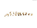un gros plan sur un ensemble de boucles d'oreilles posées sur une surface blanche