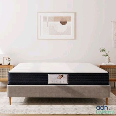 un gros plan d'un matelas posé sur un sommier dans une chambre
