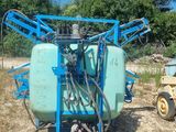 une machine bleue qui est posée dans la terre