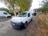 une petite camionnette blanche garée sur le bord de la route