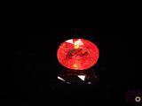l'image d'un losange rouge sur un fond noir