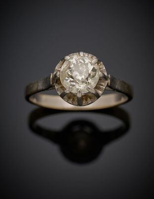 une vieille bague en diamant de taille classique, ornée d'une seule pierre au centre