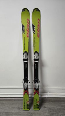 pair of skis leaning up against a wall in a room
