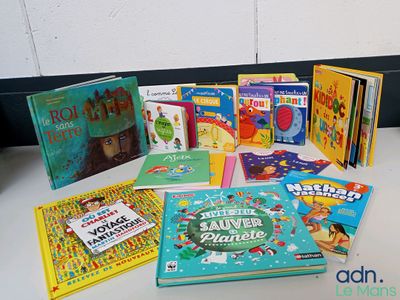 beaucoup de livres pour enfants sur la table