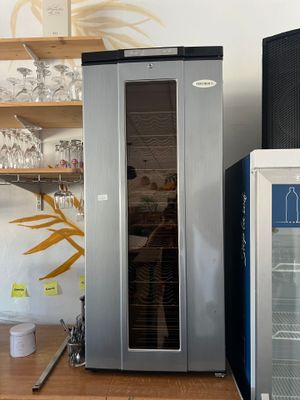 deux réfrigérateurs posés sur un plan de travail dans une cuisine
