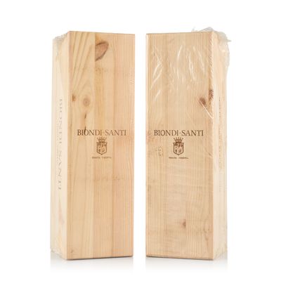 deux bouteilles de vin dans des caisses en bois posées sur une surface blanche