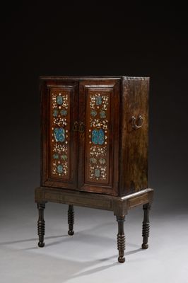 VIETNAM. Cabinet ouvrant à deux portes en bois incrusté de p…
