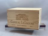 La caisse en bois contient une bouteille de vin.