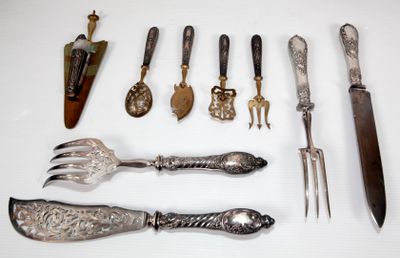 de nombreux types d'argenterie sur une table blanche