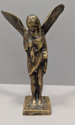 une image représentant une statue d'un ange tenant un bébé dans ses bras