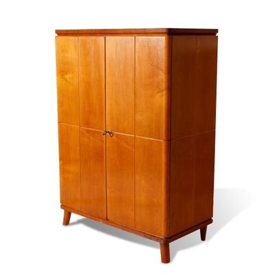 une image représentant une armoire en bois sur fond blanc