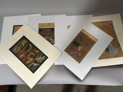 trois tableaux encadrés représentant une femme et un chien posés sur une table
