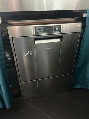 une photo d'un lave-vaisselle dans un coin de la cuisine