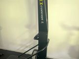 une table noire sur laquelle se trouve une balle de tennis