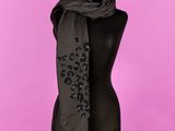 une écharpe noire sur un mannequin, un mannequin, un mannequin, un mannequin, un mannequin, un mannequin, un mannequin, un mannequin, un mannequin